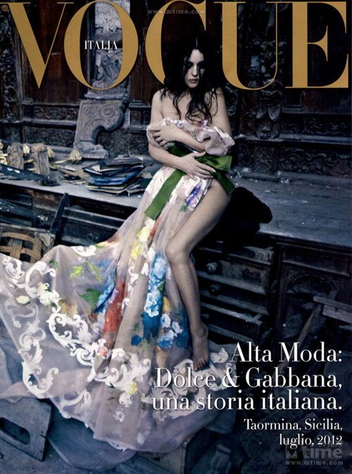 意大利女神全裸献身《Vogue》 诱人熟女风情